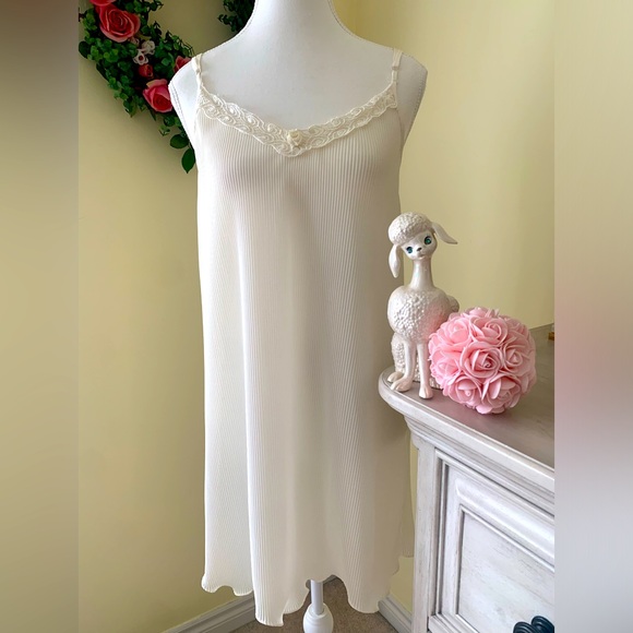 Vintage Potpourri Ivory Chemise size small - Picture 1 of 5